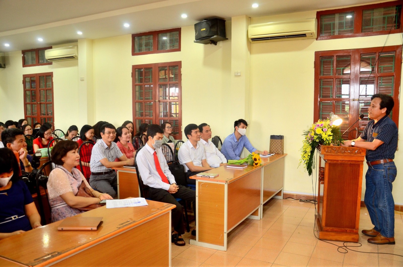 Thầy Trần Vũ Anh (tổ Toán) chúc mừng thầy Tô Xuân Hải